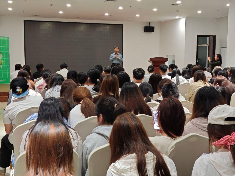 城市经济学院师生走进直乐医院开展研学交流
